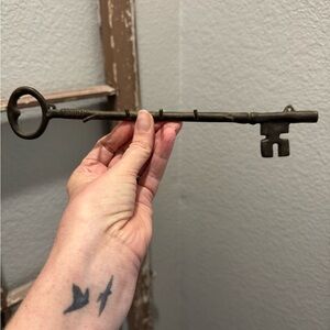 Vintage Bronze Wall Key Decor